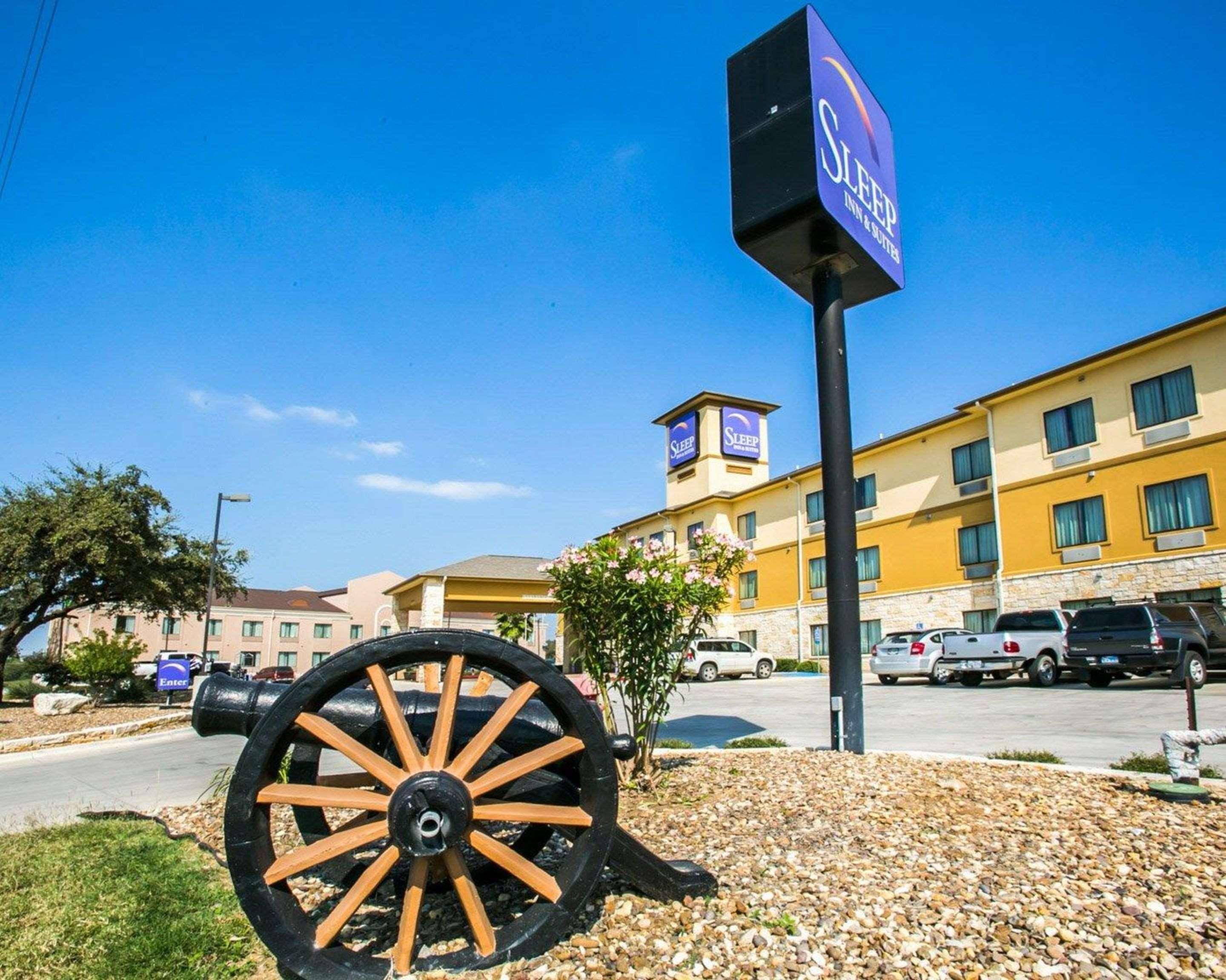 Sleep Inn & Suites Gonzales Near Palmetto State Park Exterior photo